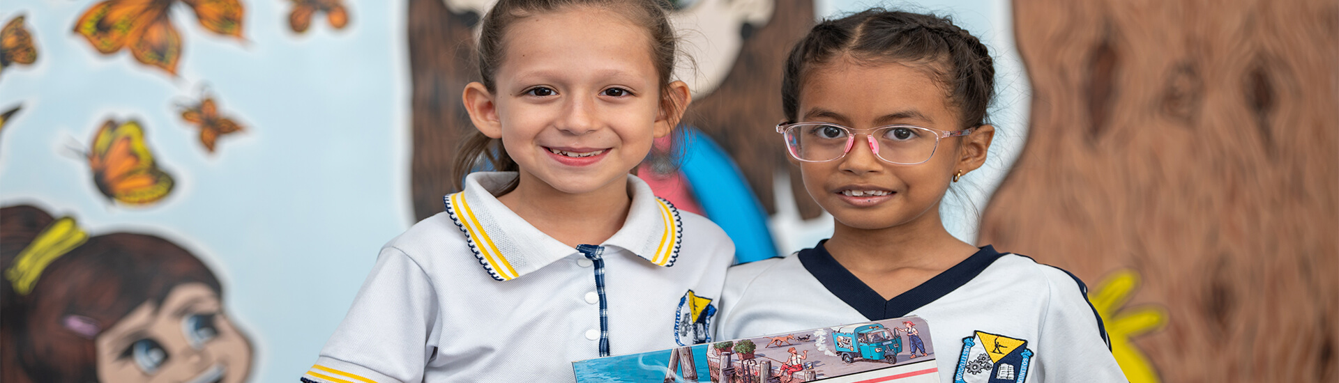 Imagen de dos niñas sonriendo