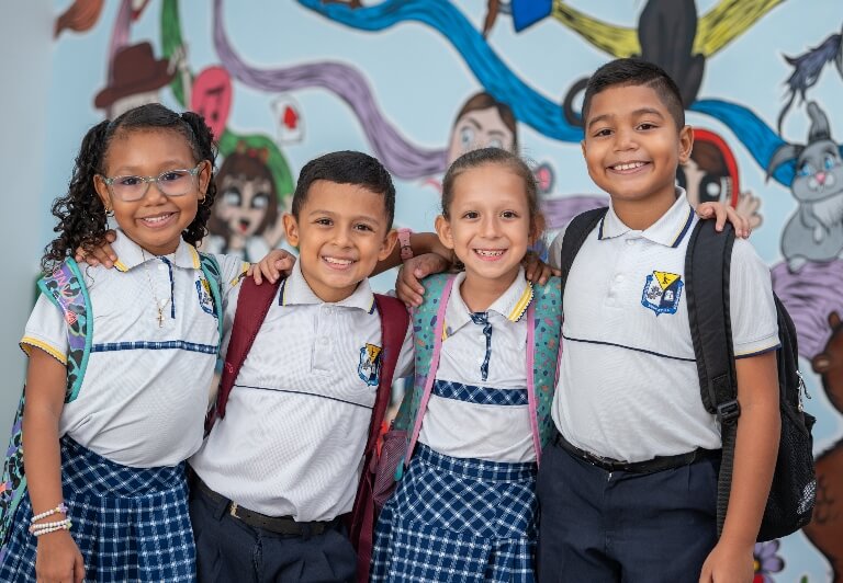 Imagen de 4 niños sonriendo