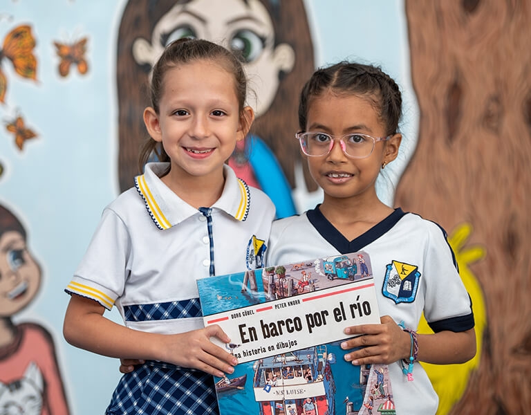 Imagen de dos niñas sonriendo