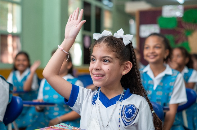 Imagen de niña levantando la mano