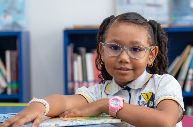 Imagen de niña mirando a la cámara  sonriendo