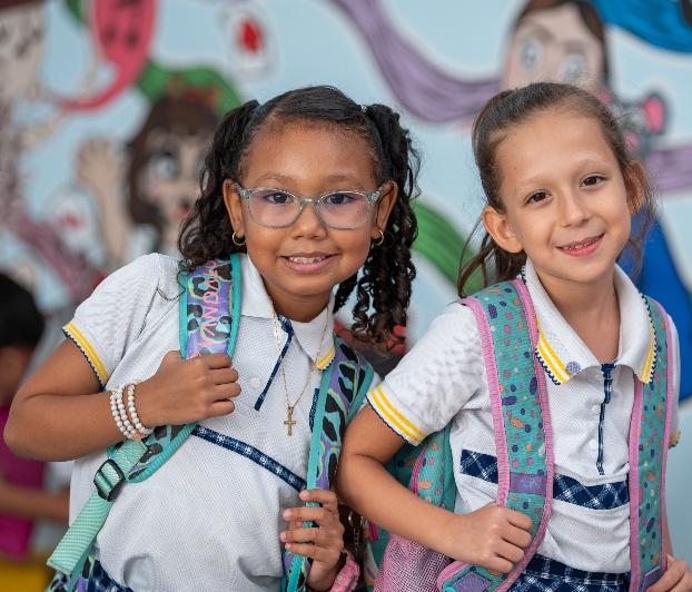 Imagen niñas con morral mirando a la cámara